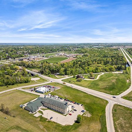 Boarders Inn & Suites By Cobblestone Hotels - Shawano Exterior photo